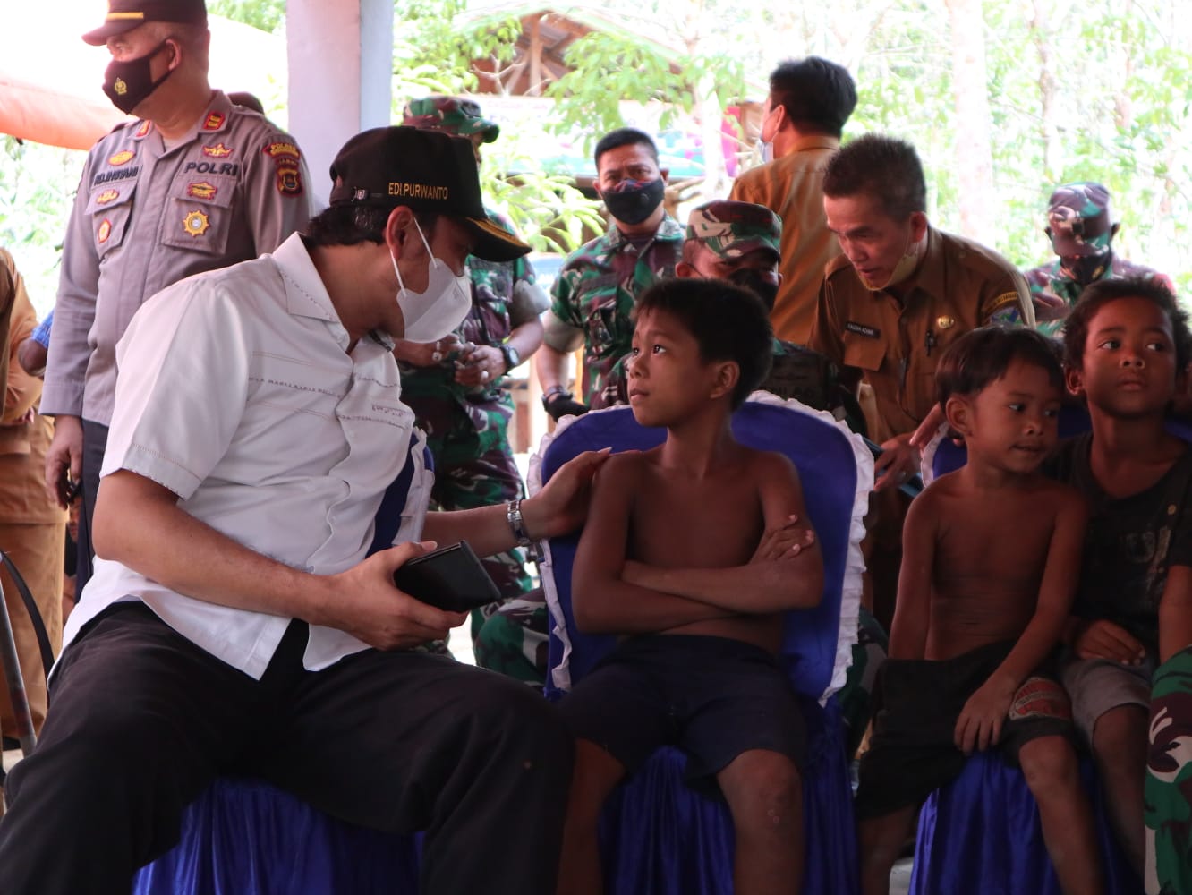 Ketua DPRD bersama anak suku dalam